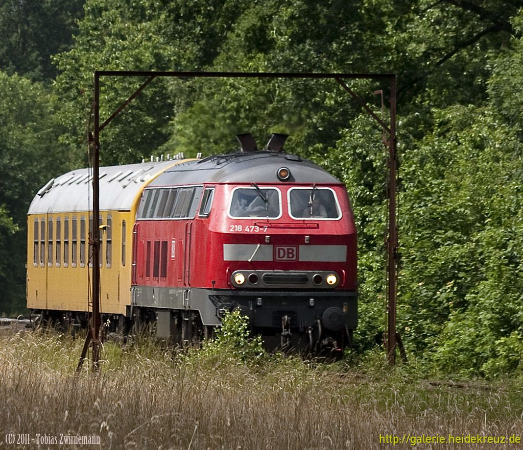 025 - 218 473 mit Funkmesswagen in der Heide - Einfahrt Bad Fallingbostel