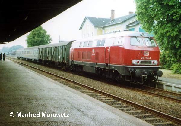002 Lok 216 156-0 mit einem Eilzug aus Bremen, der in Kürze gen Uelzen braust